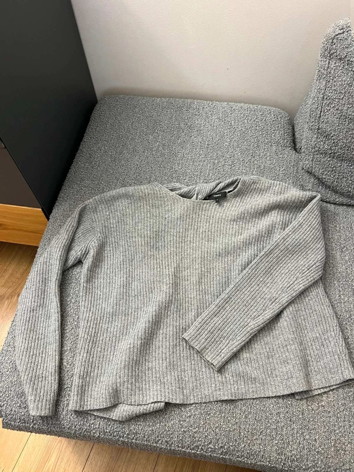 Theory grey cashmere top sweater