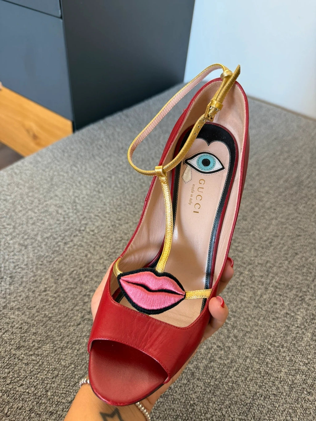 Gucci red leather pumps with embroidered mouth - view 3