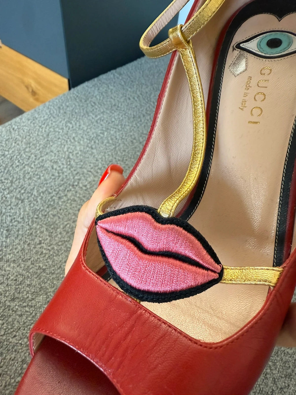 Gucci red leather pumps with embroidered mouth - view 4