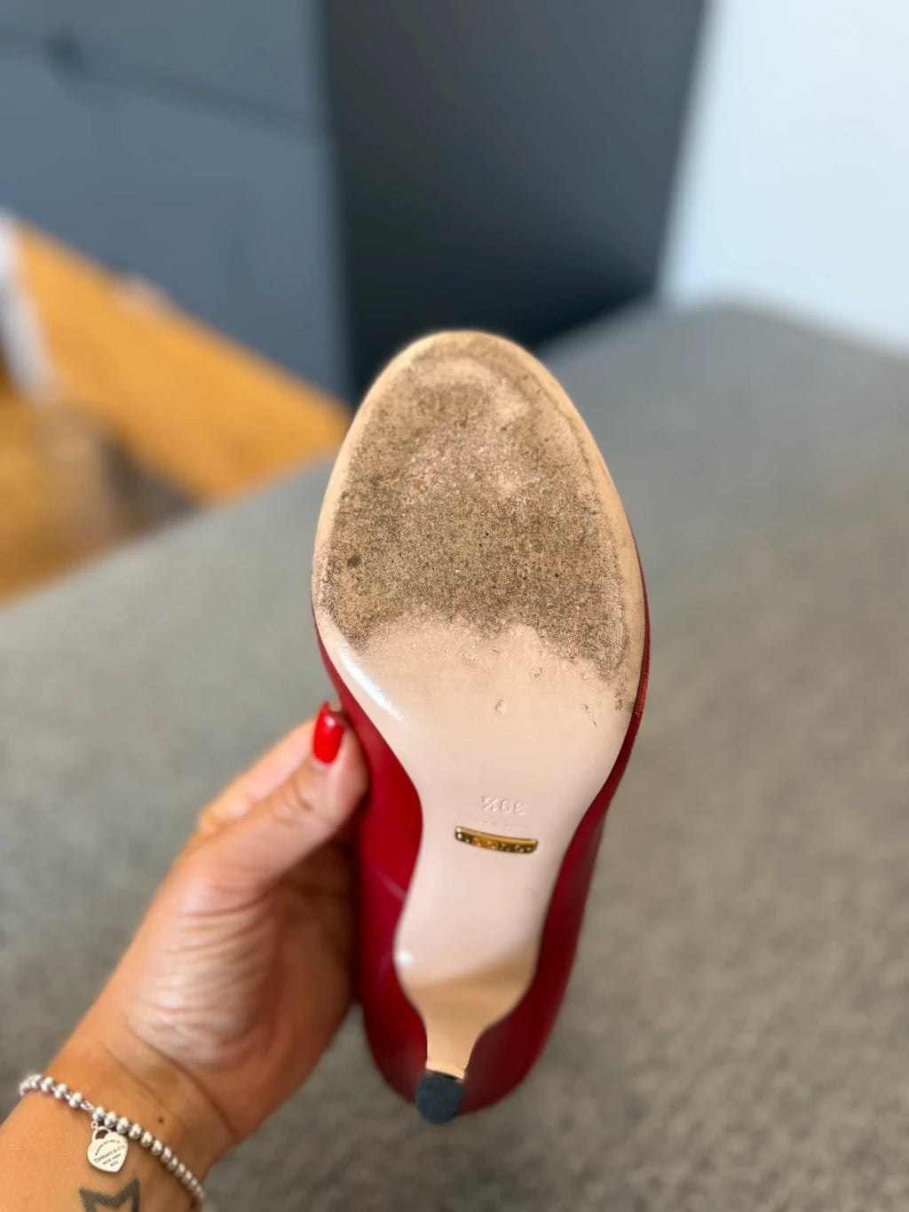 Gucci red leather pumps with embroidered mouth - view 10