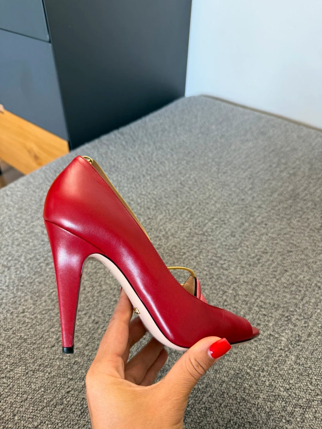 Gucci red leather pumps with embroidered mouth - view 11