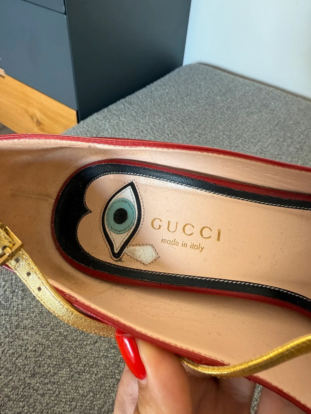Gucci red leather pumps with embroidered mouth - view 5