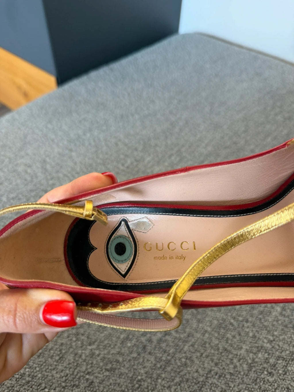 Gucci red leather pumps with embroidered mouth - view 14
