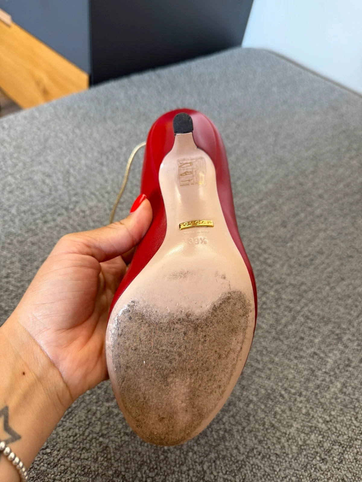 Gucci red leather pumps with embroidered mouth - view 13