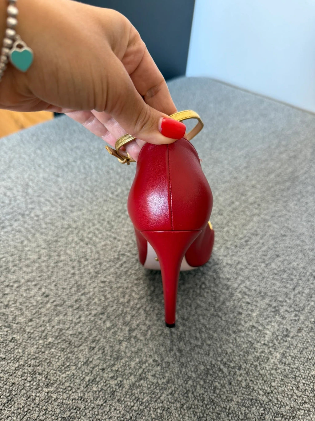 Gucci red leather pumps with embroidered mouth - view 7