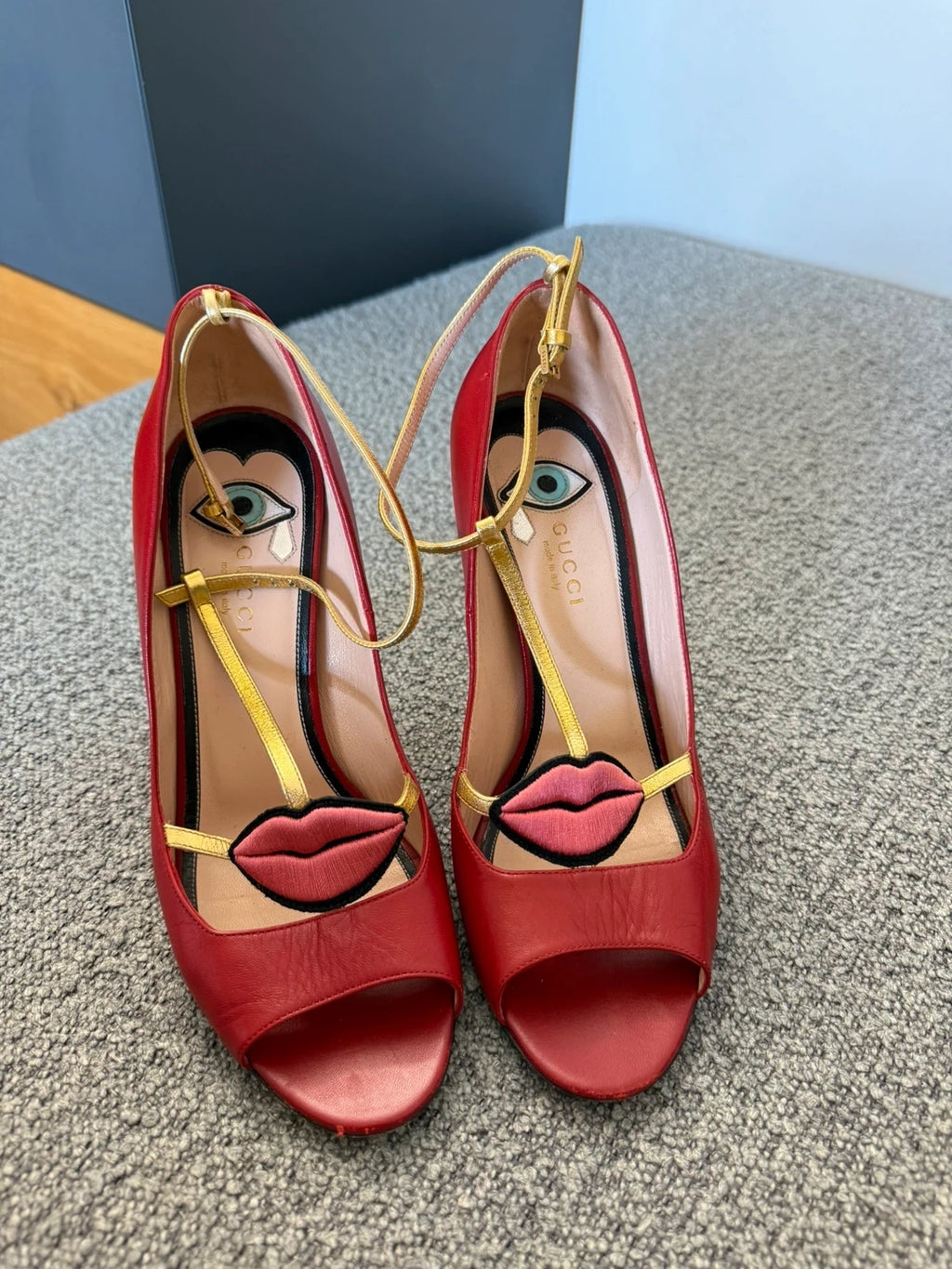 Gucci red leather pumps with embroidered mouth - view 2