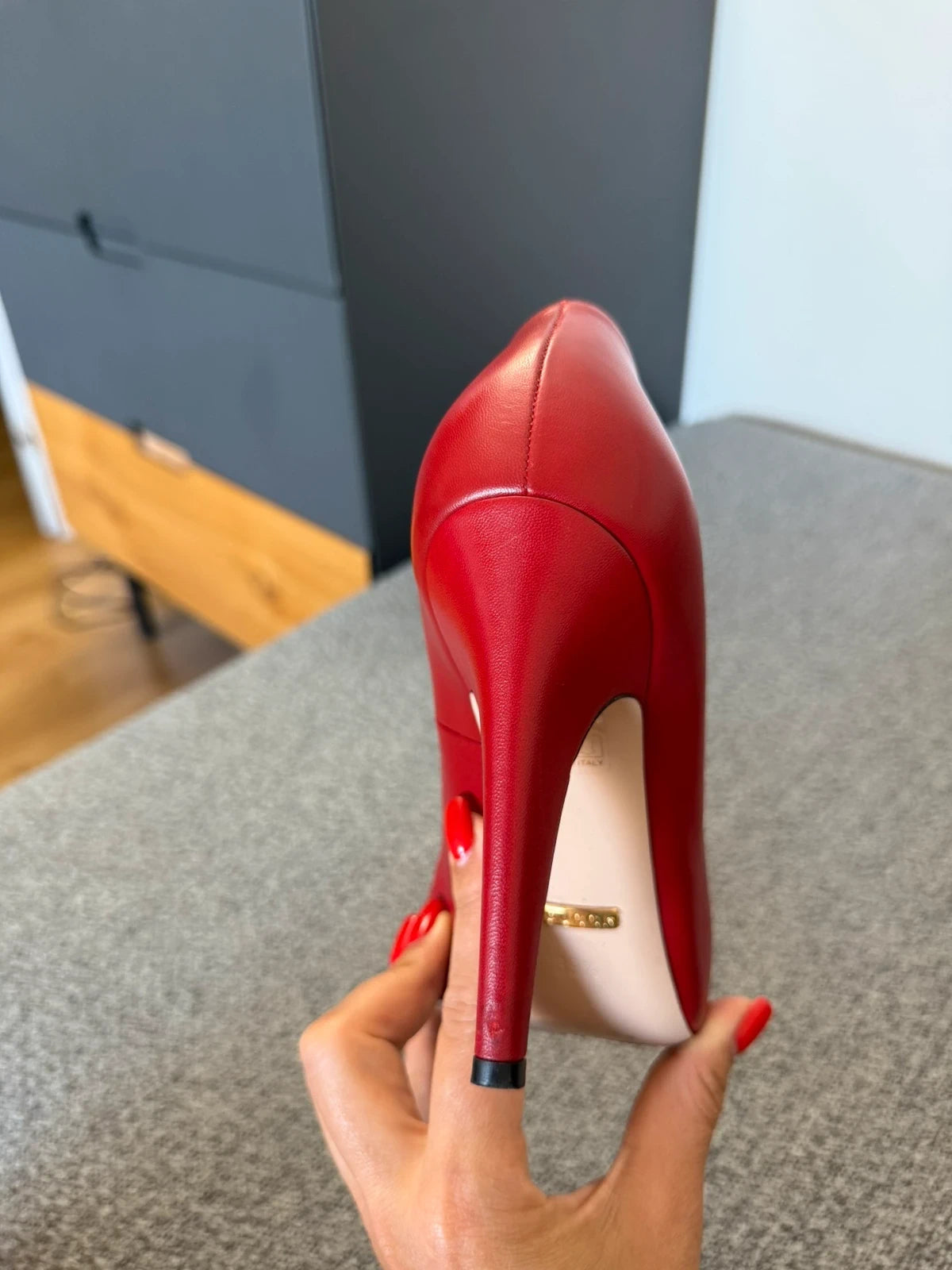 Gucci red leather pumps with embroidered mouth - view 12