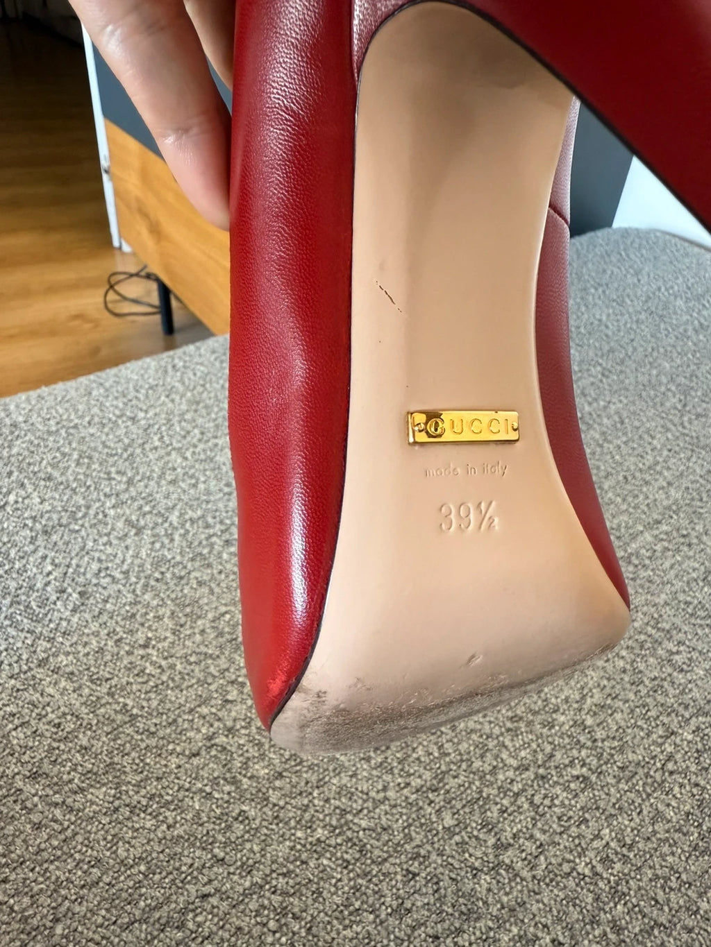 Gucci red leather pumps with embroidered mouth - view 9