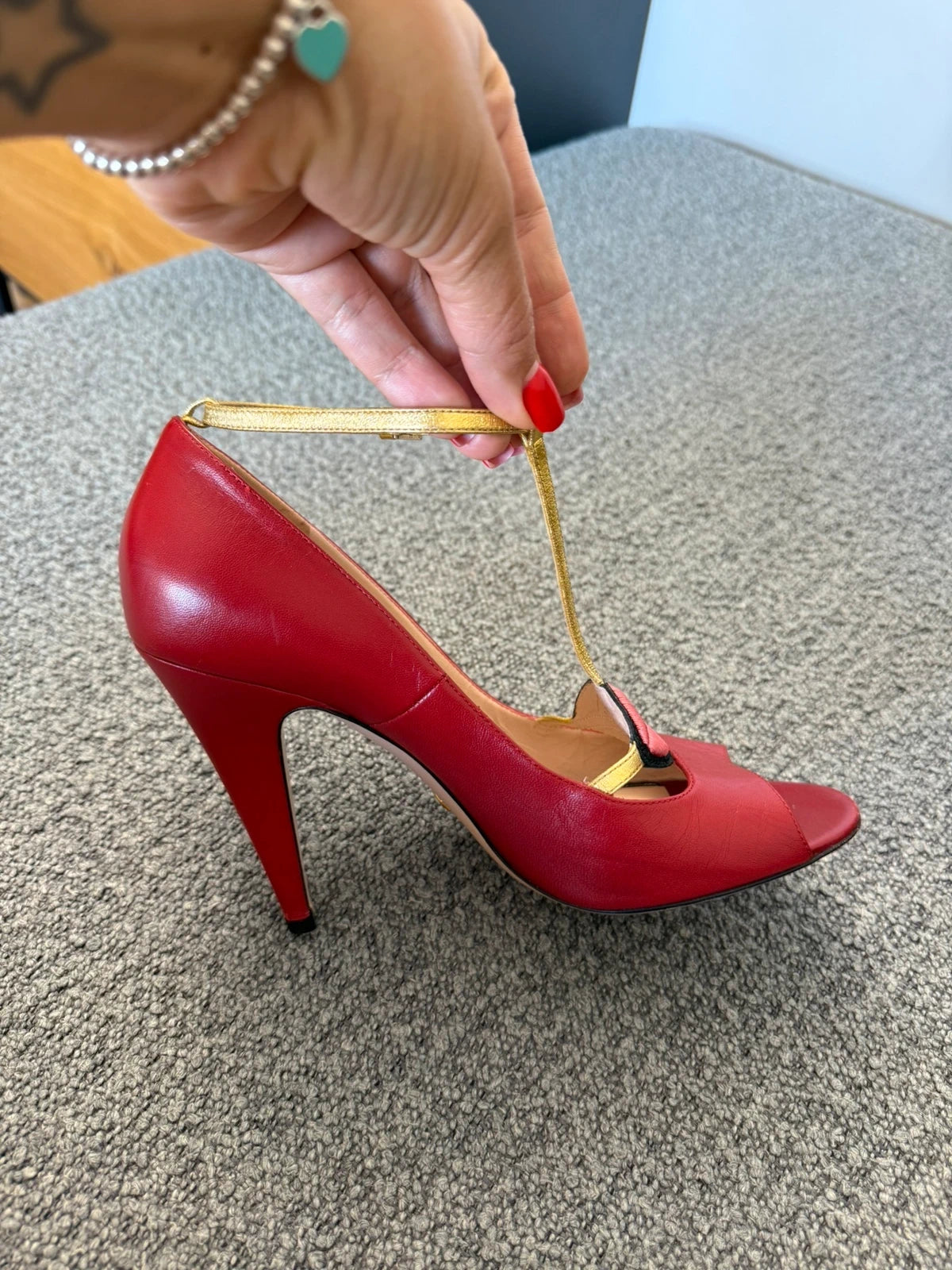 Gucci red leather pumps with embroidered mouth - view 6