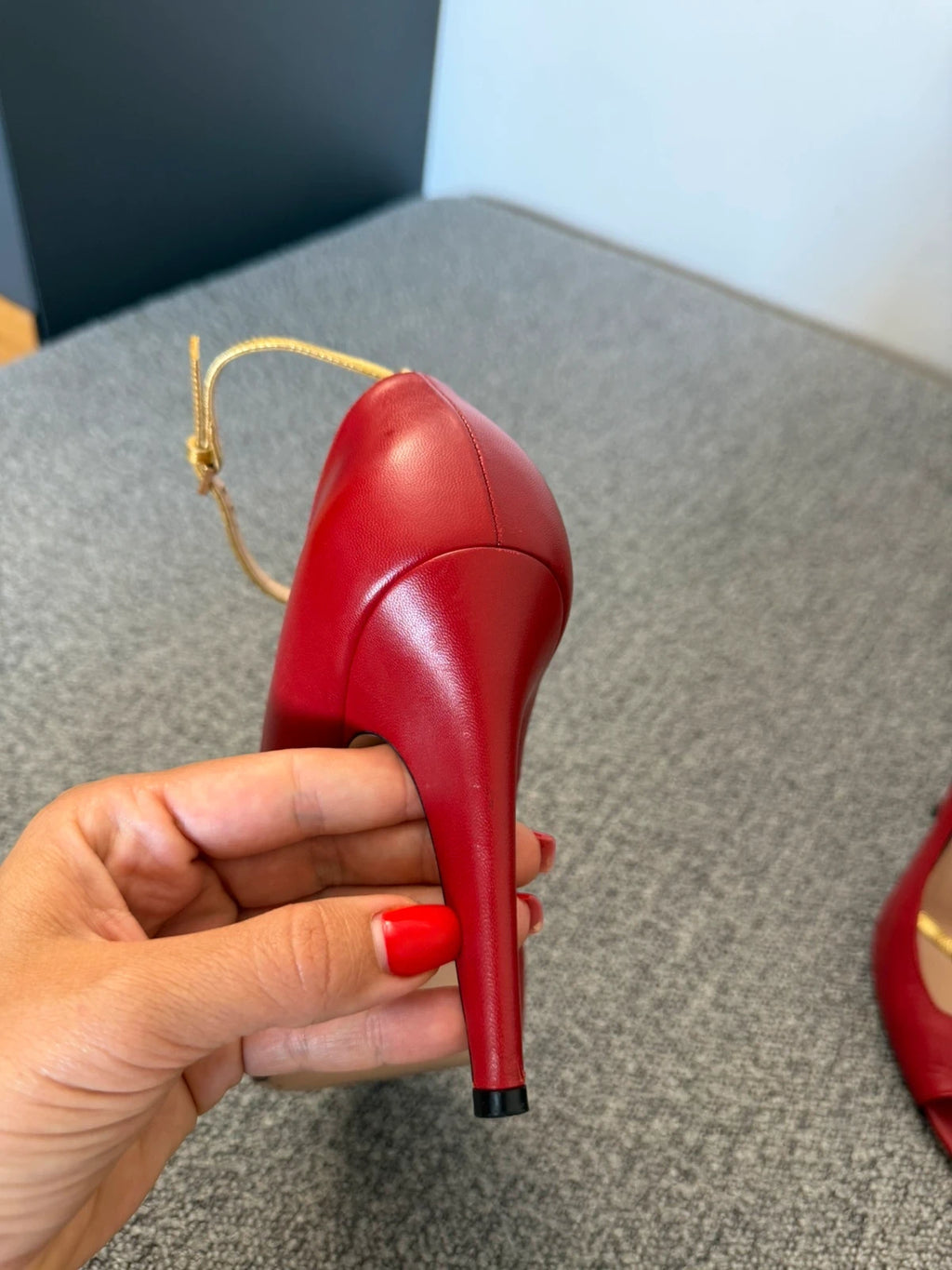 Gucci red leather pumps with embroidered mouth - view 8