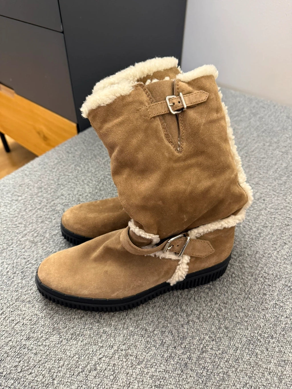 Tod's beige suede white shearling winter boots - view 2
