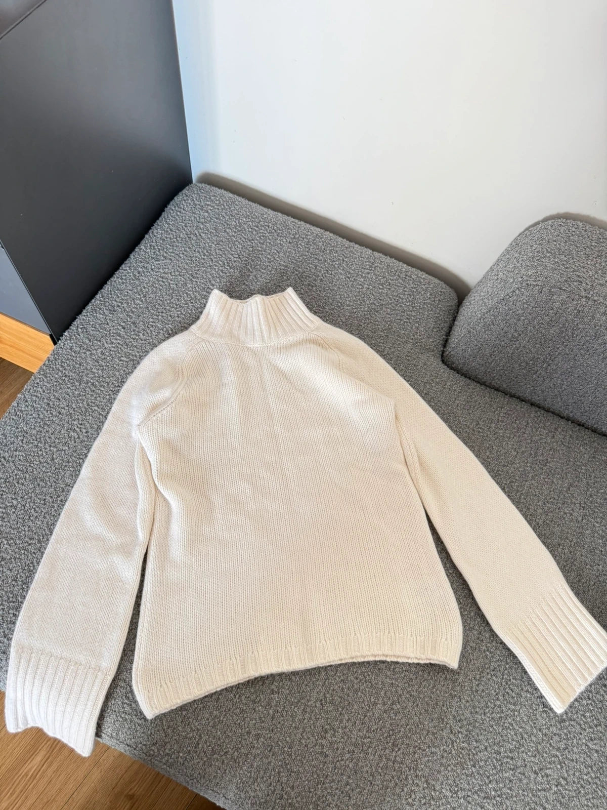 Vince 100% cashmere white turtleneck sweater
