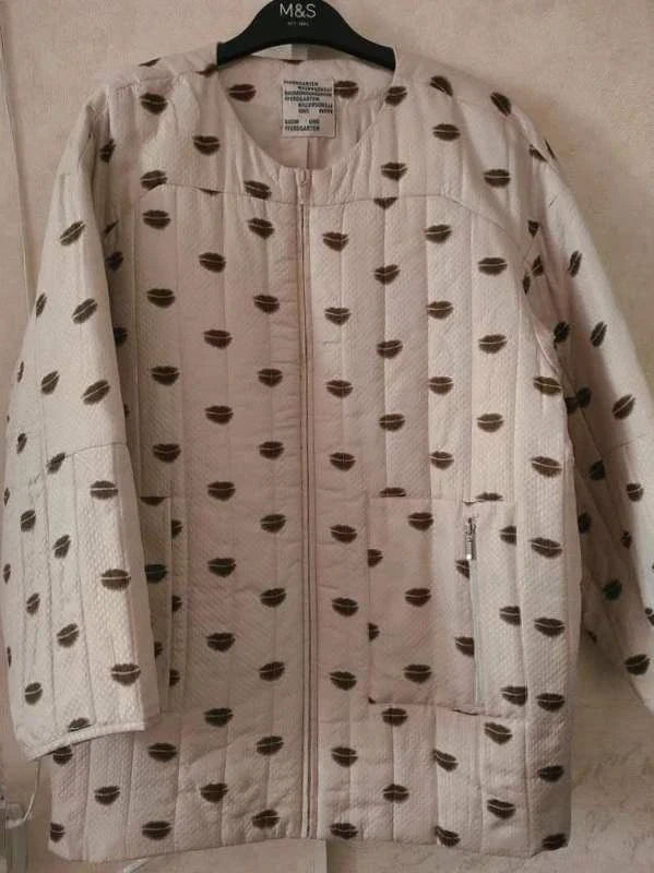 Baum und Pferdgarten beige silk bomber jacket with lip print