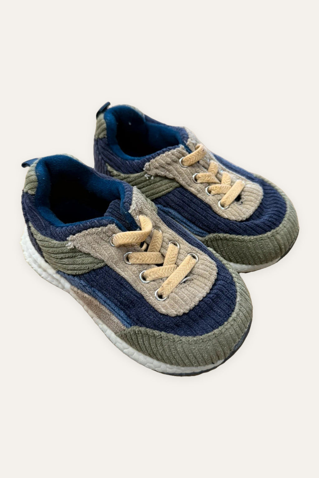 Dave & Bella velvet sneakers