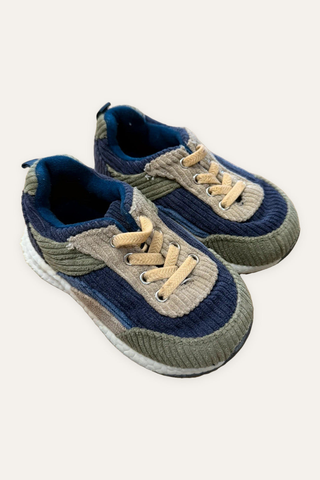 Dave & Bella velvet sneakers