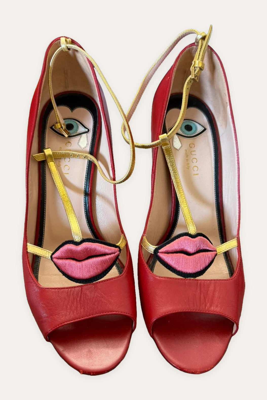 Gucci red leather pumps with embroidered mouth